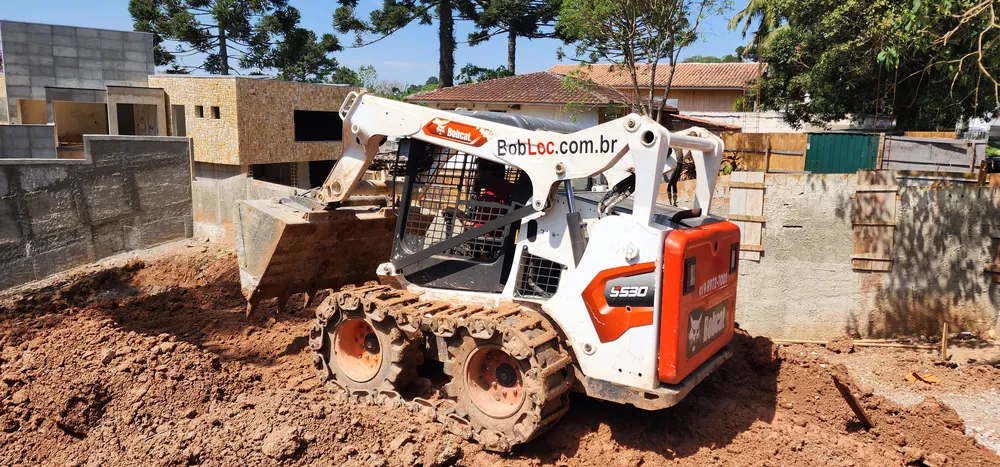 Locação de mini carregadeira Bobcat em Curitiba