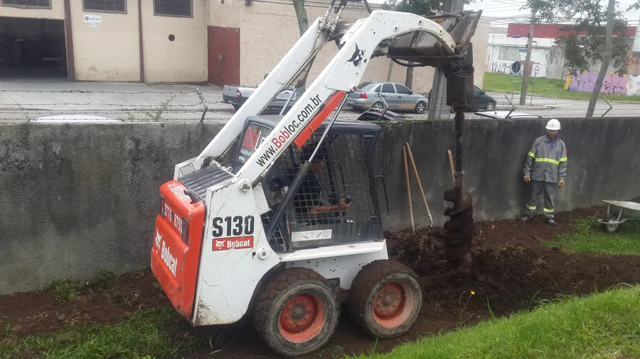 Locação de perfuratriz Bobcat para estacas em Curitiba