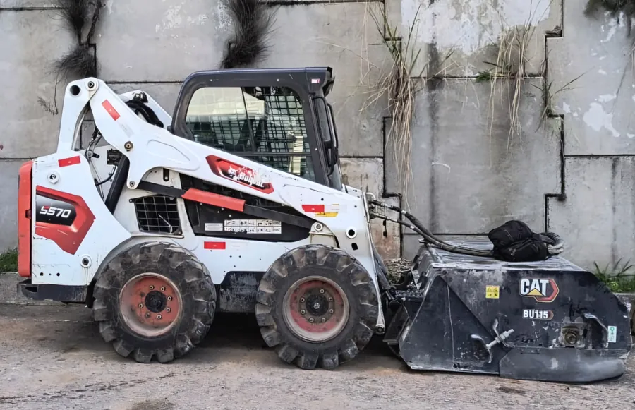 Locação de vassoura recolhedora Bobcat em Curitiba